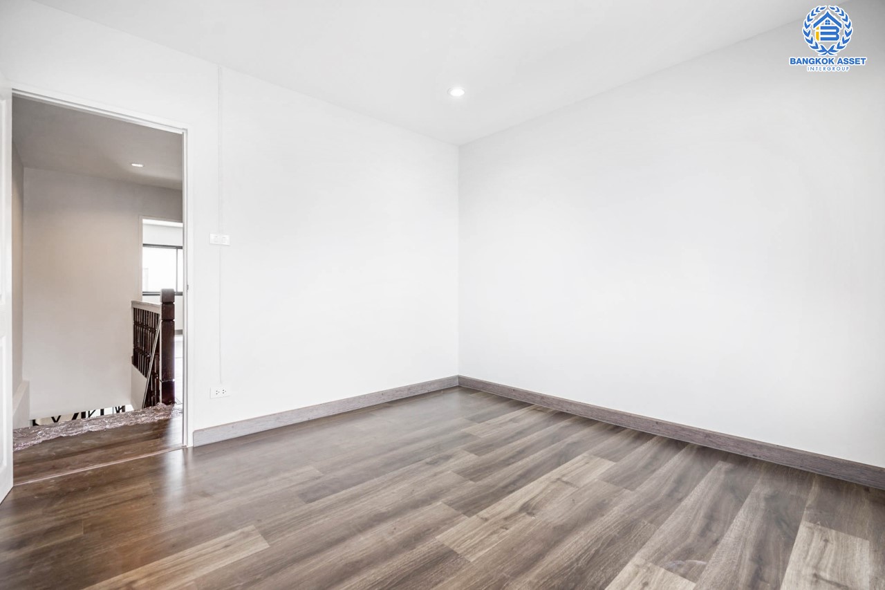 บ้านมือสองตกแต่งใหม่ ม.พิบูลย์การ์เด้นวิลล์ ถนนพิบูลย์สงคราม-พระราม5 ทาวน์เฮ้าส์หลังใหญ่ ทำเลโซเมือง! เนื้อที่ 23.2 ตร.ว. ฟังก์ชัน 3 ห้องนอน 2 ห้องน้ำ บนสุดยอดทำเล! เชื่อมถนนพิบูลย์สงคราม, วงศ์สว่าง, นครอินทร์ และติวานนท์ ใกล้จุดขึ้นทางด่วนศรีรัช-วงแหวนรอบนอก และเพียง 5 นาที ถึงรถไฟฟ้าสถานี "แยกติวานนท์"